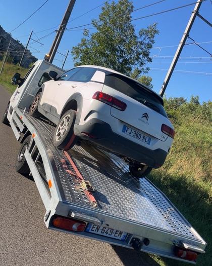 Citroën C4 Cactus chargée sur le plateau de remorquage SO DEPANNE