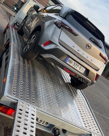 Opel Mokka chargée sur le plateau de dépannage SO DEPANNE
