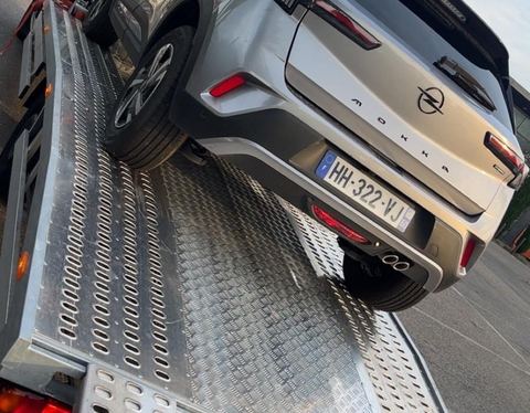 Opel Mokka chargée sur le plateau de dépannage SO DEPANNE