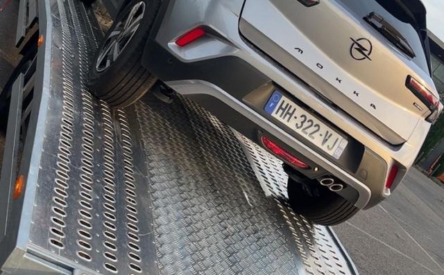 Opel Mokka immobilisée, chargée sur le plateau de dépannage SO DEPANNE