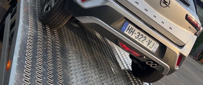 Opel Mokka chargée sur le plateau de dépannage SO DEPANNE