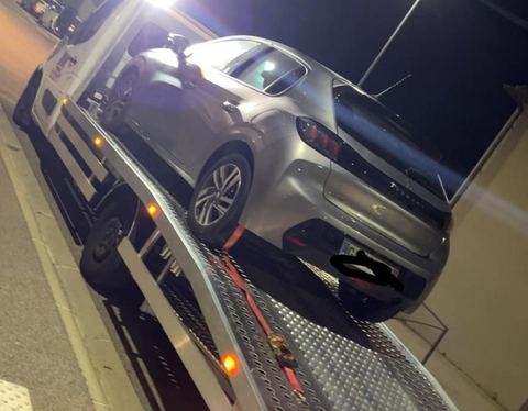 Peugeot 208 dépannée de nuit et chargée sur le plateau SO DEPANNE