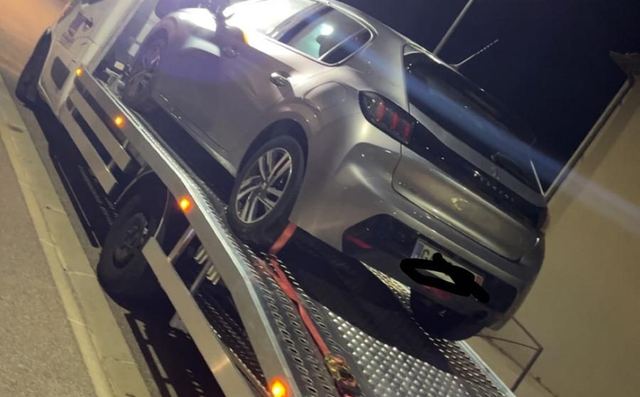 Peugeot 208 dépannée de nuit et chargée sur le plateau SO DEPANNE
