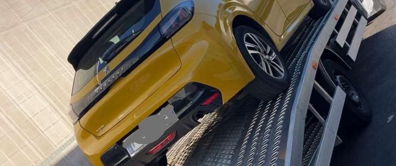 Peugeot 208 jaune chargée sur le plateau de dépannage SO DEPANNE