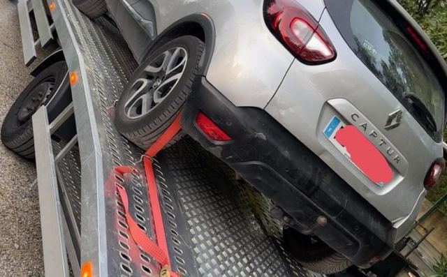 Renault Captur remorquée sur le camion plateau SO DEPANNE
