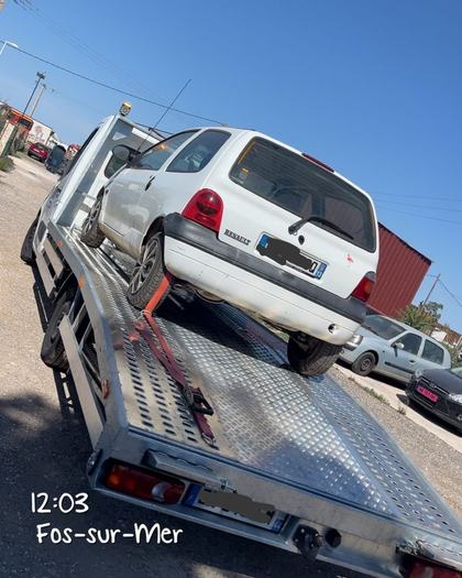 Renault Twingo chargée sur le plateau de dépannage SO DEPANNE à Fos-sur-Mer
