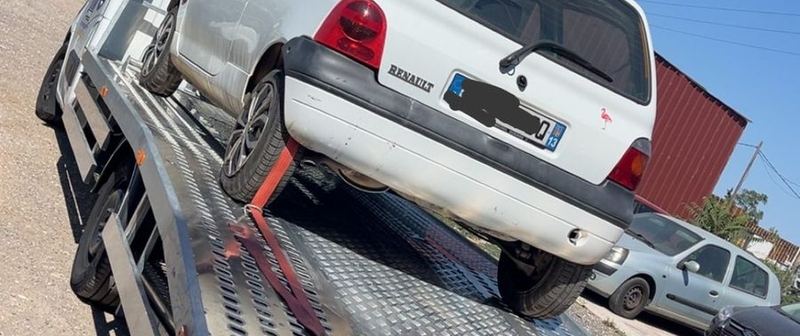 Renault Twingo chargée sur le plateau de dépannage SO DEPANNE à Fos-sur-Mer