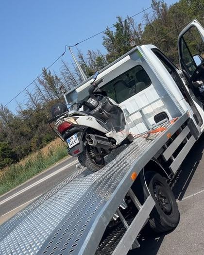 Scooter sanglé sur le plateau de dépannage SO DEPANNE à Cabriès