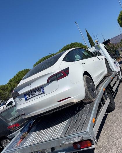 Tesla Model 3 remorquée sur plateau par SO DEPANNE, dépannage de véhicule électrique