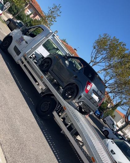 Voiture sans permis Ligier chargée sur le plateau de dépannage SO DEPANNE