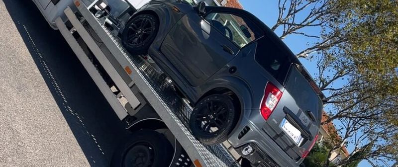 Voiture sans permis Ligier chargée sur le plateau de dépannage SO DEPANNE