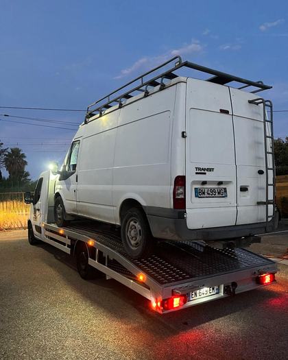 Ford Transit en intervention de dépannage, grand utilitaire chargé sur le plateau SO DEPANNE