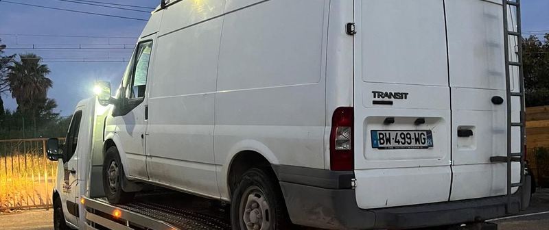 Ford Transit en intervention de dépannage, grand utilitaire chargé sur le plateau SO DEPANNE