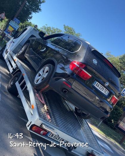BMW X5 remorqué par SO DEPANNE à Saint-Rémy-de-Provence