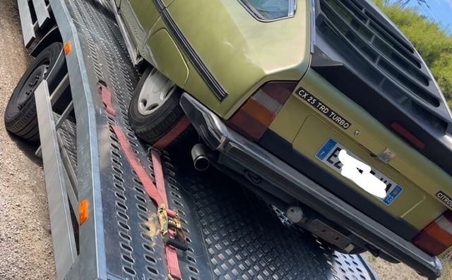 Citroën CX 25 TRD Turbo transportée sur le plateau SO DEPANNE