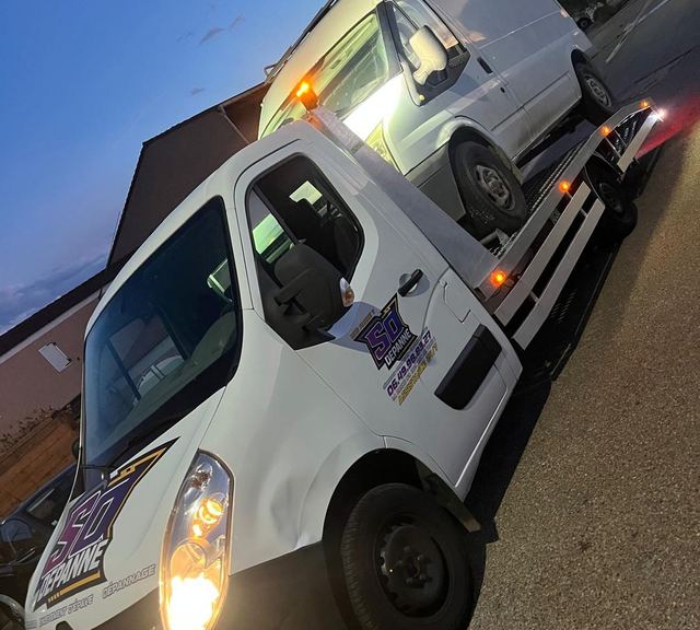 Grand fourgon Ford Transit chargé sur le plateau SO DEPANNE en fin de journée