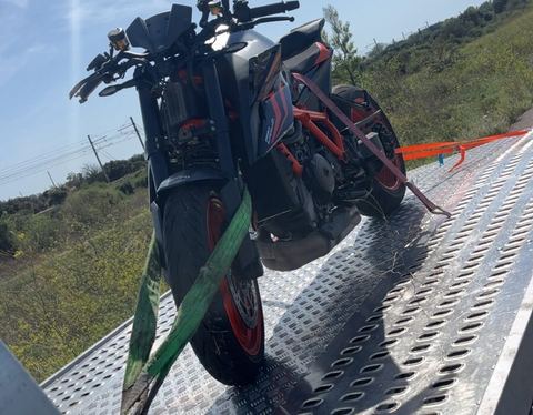 Moto KTM Super Duke sanglée sur le plateau de remorquage SO DEPANNE