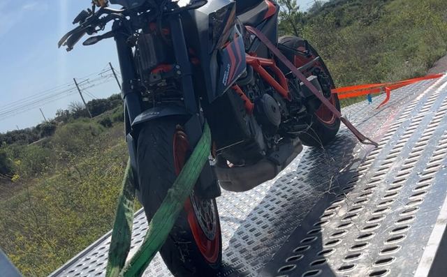 Moto KTM Super Duke sanglée sur le plateau de remorquage SO DEPANNE