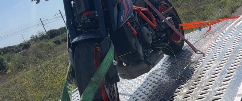 Moto KTM Super Duke sanglée sur le plateau de remorquage SO DEPANNE
