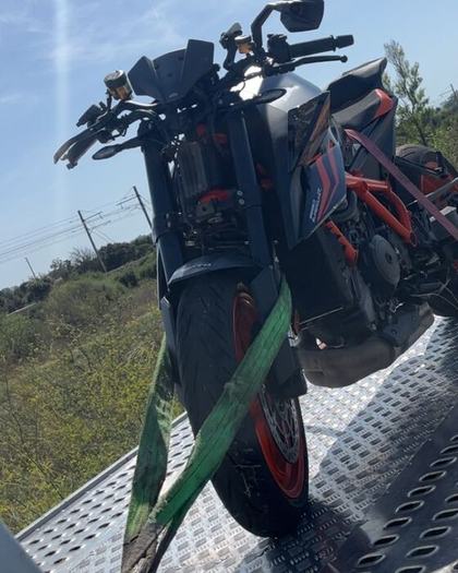 Moto KTM Super Duke sanglée sur le plateau de remorquage SO DEPANNE