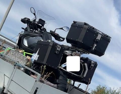 Remorque chargée avec une moto sur le plateau de remorquage SO DEPANNE à Grans