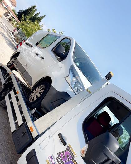 Renault Trafic utilitaire chargé sur le plateau de remorquage SO DEPANNE