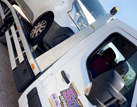 Renault Trafic utilitaire chargé sur le plateau de remorquage SO DEPANNE