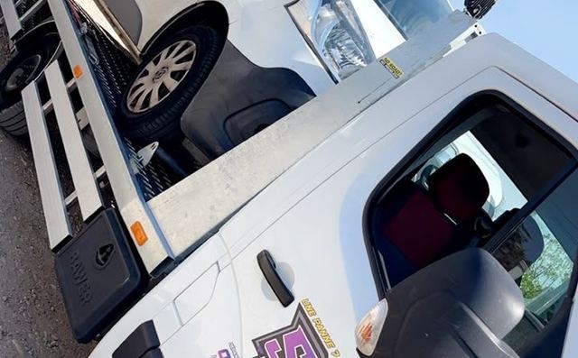 Renault Trafic utilitaire chargé sur le plateau de remorquage SO DEPANNE