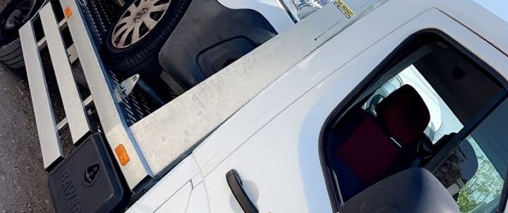 Renault Trafic utilitaire chargé sur le plateau de remorquage SO DEPANNE