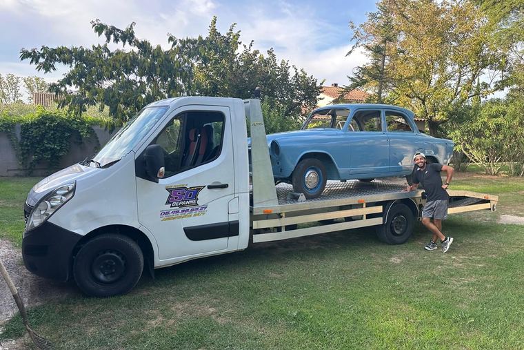 Simca Aronde P60 bleue, voiture de collection transportée sur le plateau SO DEPANNE