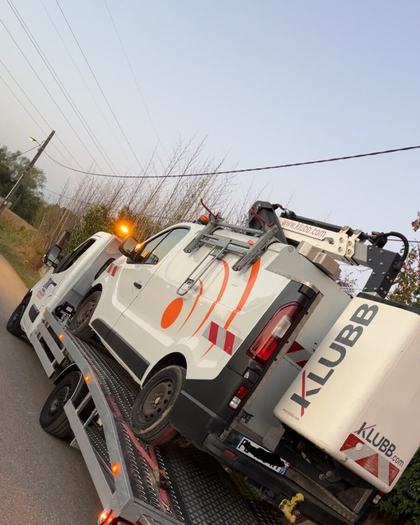 Utilitaire équipé d'une nacelle KLUBB chargé sur le plateau de remorquage SO DEPANNE