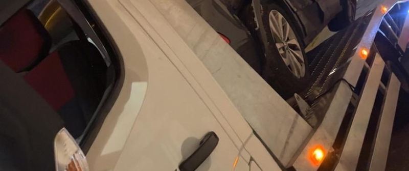 Volkswagen T-Roc accidenté chargé de nuit sur le plateau SO DEPANNE