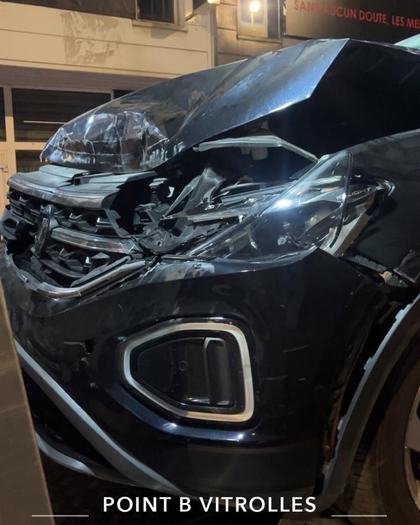 Volkswagen T-Roc accidenté, avant endommagé, intervention SO DEPANNE à Vitrolles