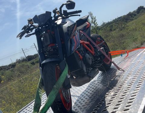 Moto KTM sanglée sur le plateau de remorquage SO DEPANNE