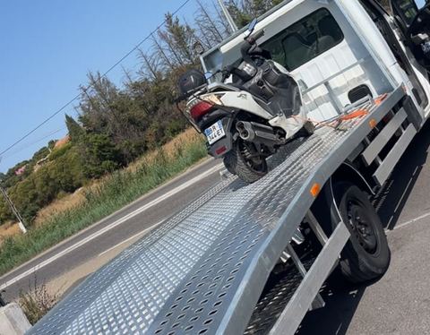 Moto et scooter sanglés sur le plateau de remorquage SO DEPANNE