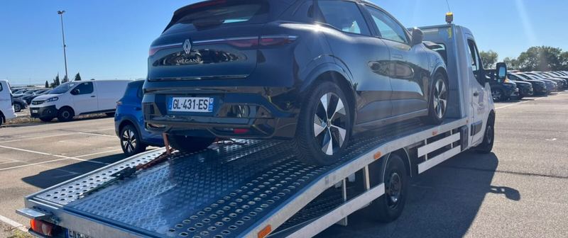 Voiture sanglée sur le camion plateau de remorquage SO DEPANNE