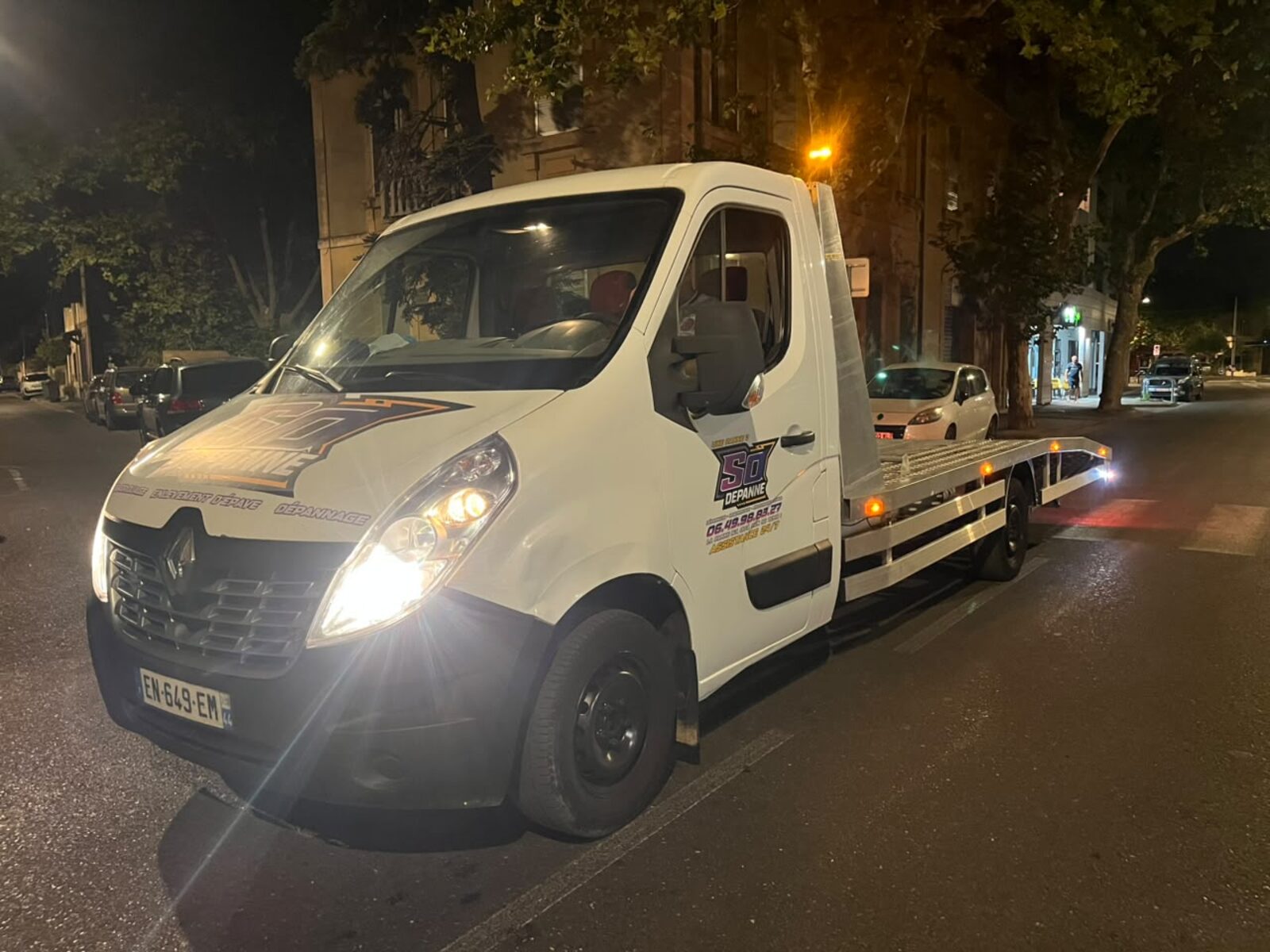 Camion de dépannage SO DEPANNE en intervention de nuit avec véhicule chargé