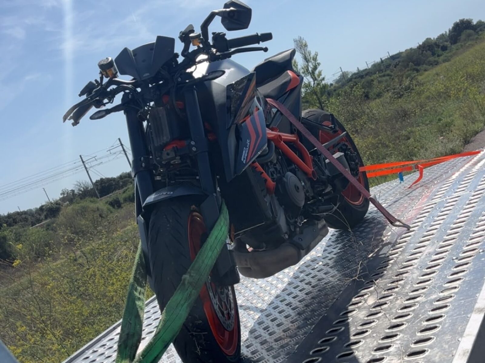 Moto KTM Super Duke sanglée sur le plateau de remorquage SO DEPANNE