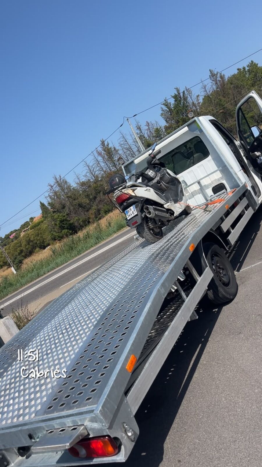 Scooter sanglé sur le plateau de remorquage SO DEPANNE à Cabriès