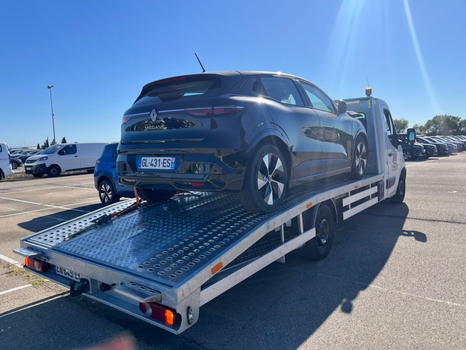 Remorquage d'une voiture Renault Mégane chargée sur le camion plateau SO DEPANNE